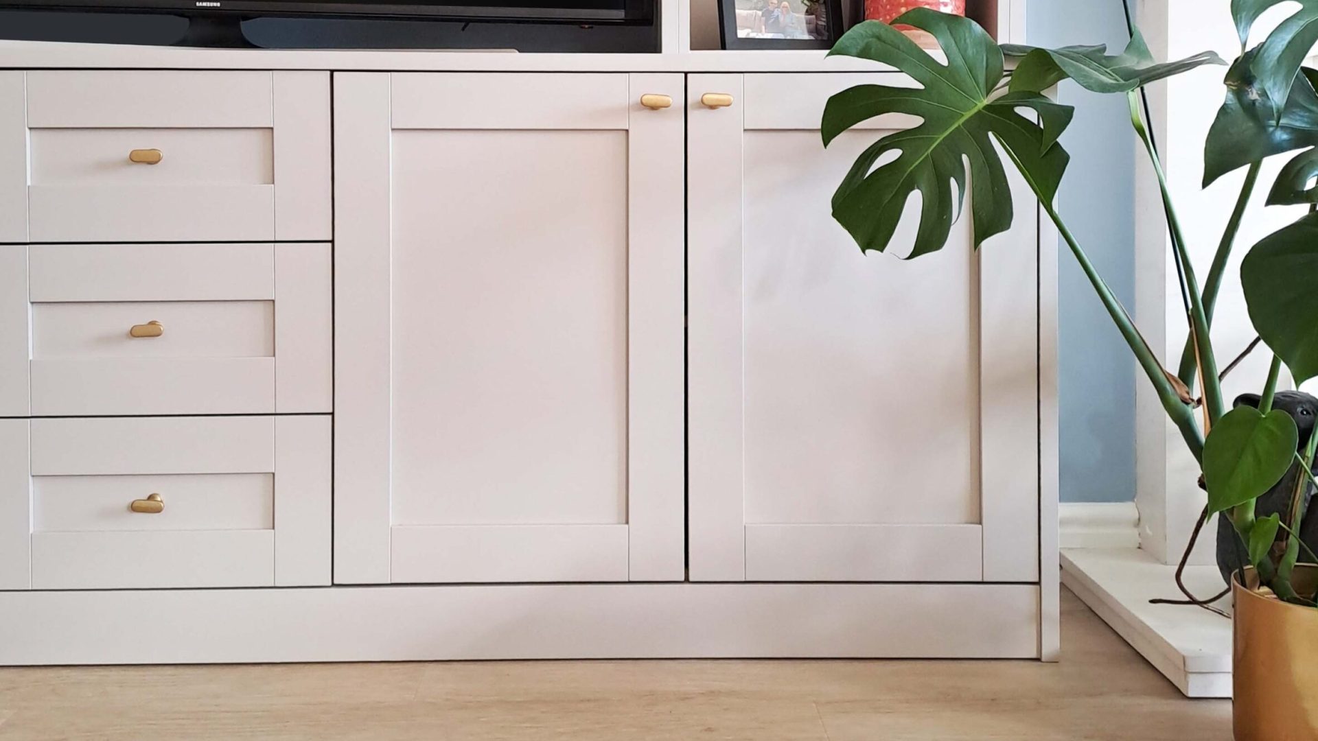 old basing close up media unit